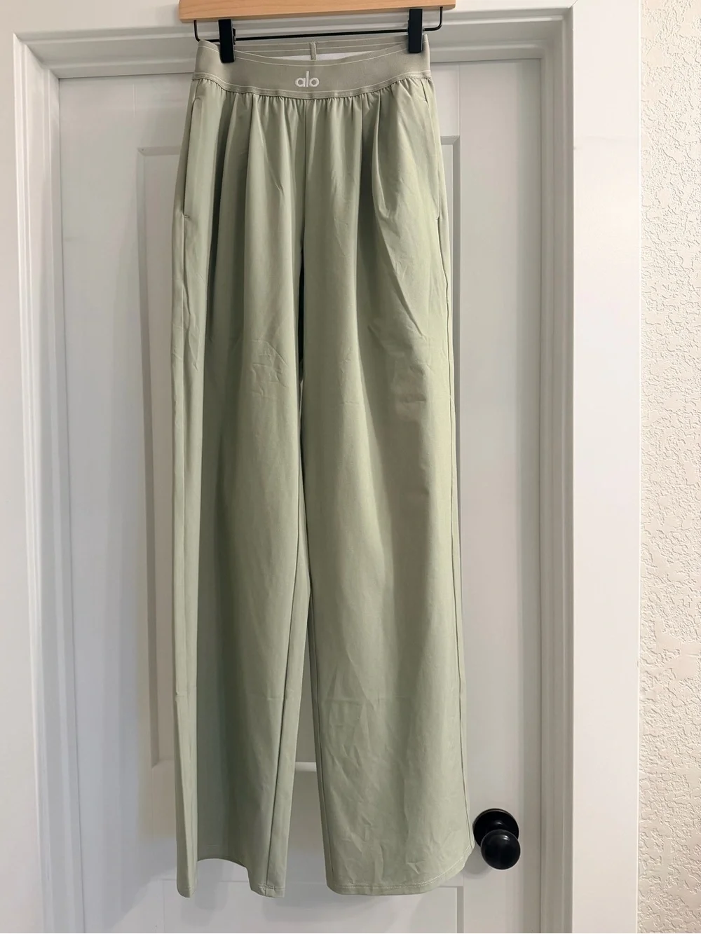 ALO Yoga Dune Grass Suit Up Trousers (Long)